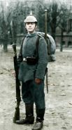Ремарк был пацифистом. Но его призвали в армию и отправили на Западный фронт. Служить на передовой пришлось недолго. В июле 1917 года он получил сразу пять ранений. Проведя больше года в госпиталях, Ремарка перевели в запасной пехотный батальон. Примерно в это же время Совет рабочих и солдат решил наградить его Железным крестом I степени. Но Ремарк отказался от награды.