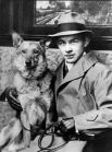 Ремарк очень любил собак. На фото – 14-летний Ремарк со своим первым четверолапым другом: собакой по кличке Вульф. Последнюю собаку писателя, терьера, звали Билли.