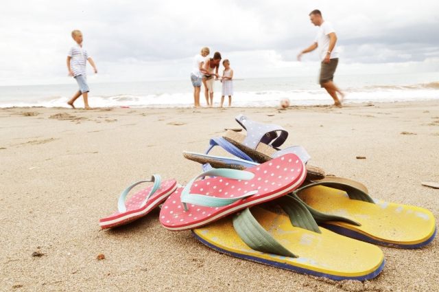 «Шлепающая» обувь - только для пляжа и нечасто. Постоянно ходить в такой вредно для здоровья.