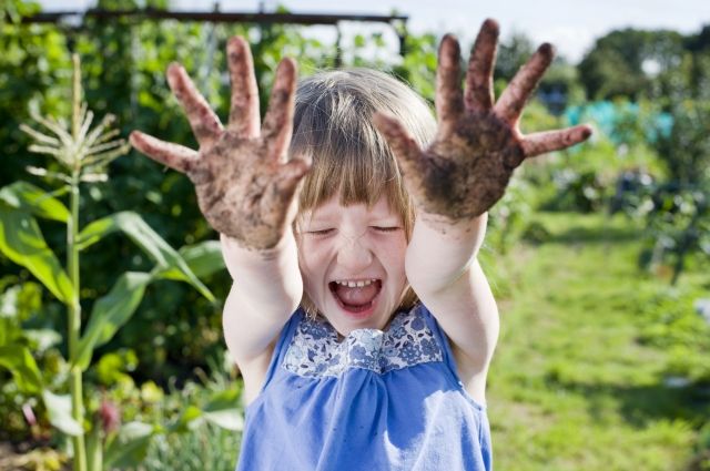 После работ на огороде нужно тщательно мыть руки. Тогда многих проблем можно избежать.