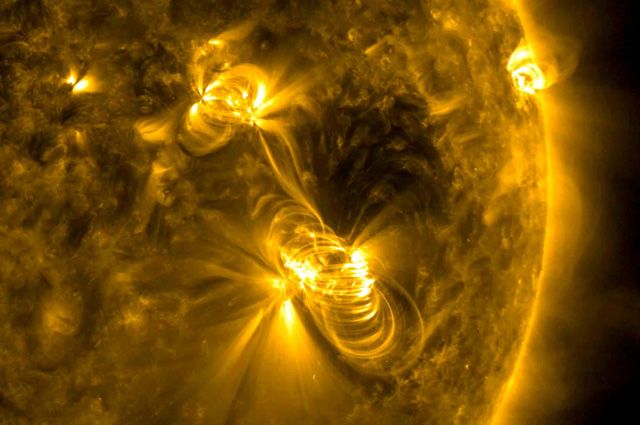 Изображение НАСА солнечной вспышки среднего размера (M2) и коронального выброса массы (CME), извергающихся из одной и той же большой активной области Солнца.