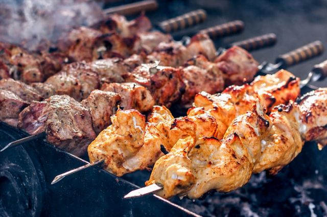 Ministry of Emergency Situations: it is forbidden to fry kebabs on the balcony, in the courtyard of a high-rise building – you can |  Society