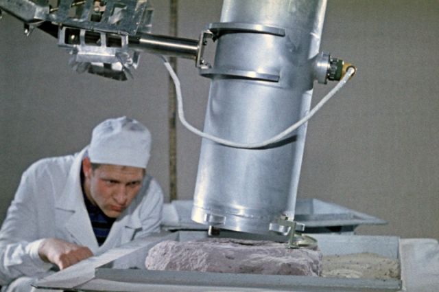Отработка грунтозаборного устройства автоматической межпланетной станции «Луна-16».