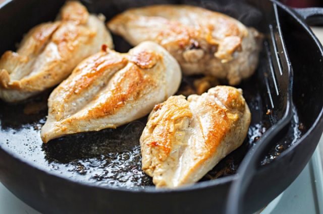 Сочная куриная грудка на сковороде рецепт пошагово с фото - как приготовить?