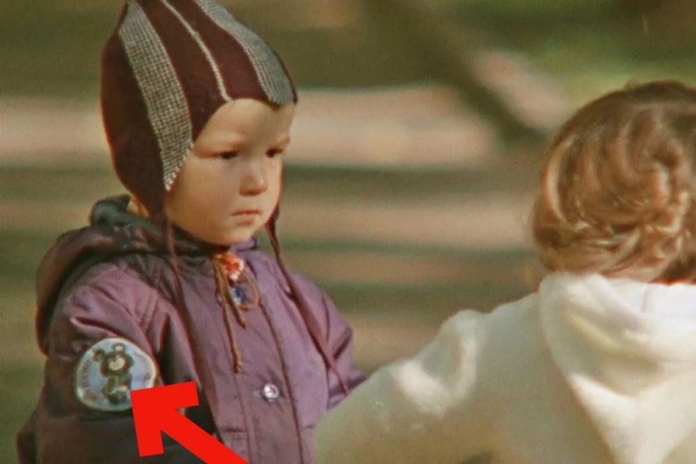 «Покровские ворота». Основное действие кинокартины происходит в 1956-1957 годах. Но в одном из кадров - ребенок в одежде с эмблемой Олимпиады 1980 года.