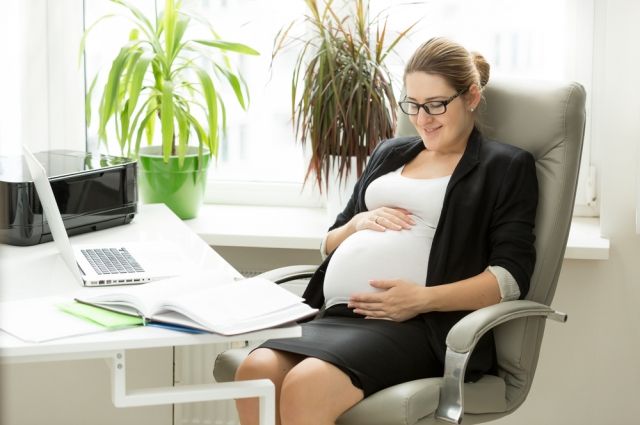 По просьбе беременной женщины наниматель обязан установить ей неполное рабочее время.