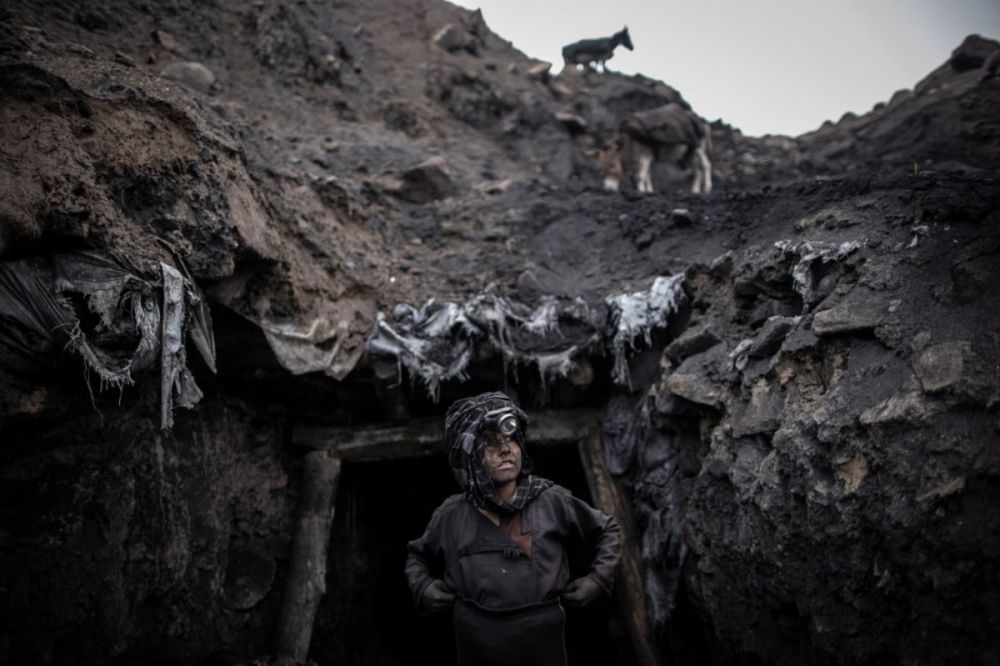 «Детский труд в Афганистане». Мальчик, работающий на неофициальной угольной шахте в Чинараке, стоит у входа. Сотни шахтеров, в том числе дети в возрасте 10 лет и мужчины старше 60 лет, трудятся каждый день за маленькие зарплаты…