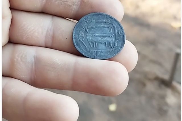 Найденная монета - арабский серебряный дирхем, чеканившийся в 770-е годы.