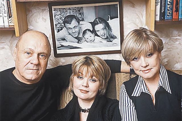 Алентова и Меньшов поженились в 1963 г. Через 6 лет родилась Юля.