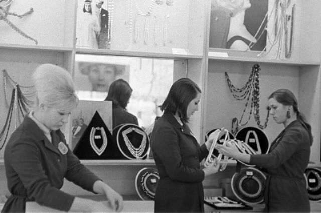 Отдел ювелирных украшений в одном из магазинов. 1971 г.