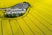 Первое место, аэросъемка: жизнь внутри желтых полей, небольшое поселение в городе Свидница, Польша, окруженное полями рапса.