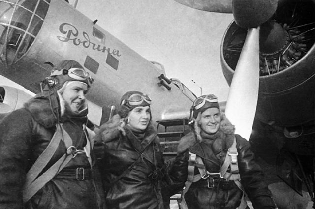 Экипаж в составе командира Гризодубовой (в центре), второго пилота Осипенко (слева), штурмана Расковой совершил беспосадочный перелёт Москва – Дальний Восток. Самолёт АНТ-37 «Родина» преодолел 6450 километров за 26 часов 29 минут.