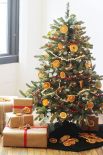 Можно украсить дерево шишками, высушенными дольками апельсина, палочками корицы. Добавьте к этому эфирные масла - дом наполнится невероятными рождественскими и новогодними ароматами.