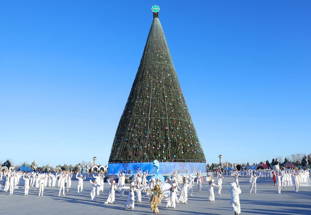 Главная новогодняя ёлка Туркменистана. Для её украшения в Ашхабаде использовали 4 тысячи игрушек и 55 тысяч светодиодных лампочек.