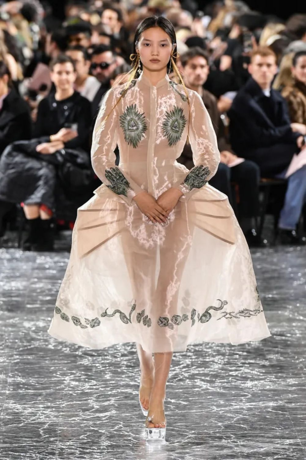 Дом Jean Paul Gaultier в своей коллекции сделал акцент на полупрозрачных и невесомых платьях.