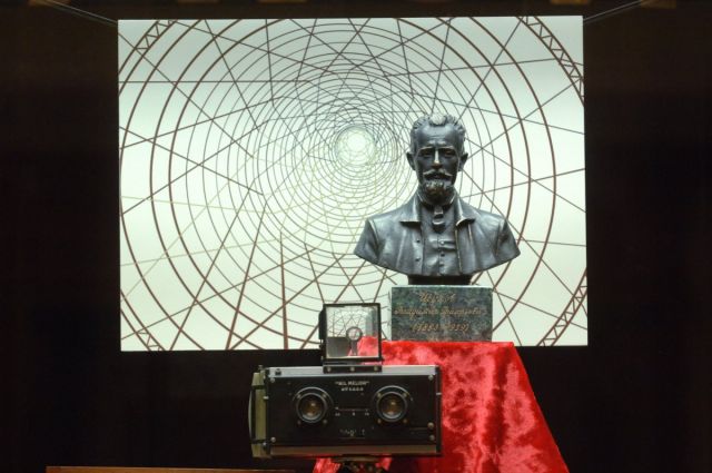 Бюст В. Г. Шухова и его стереоскопический фотоаппарат «Полископ», на выставке в центральном офисе компании «Лукойл».