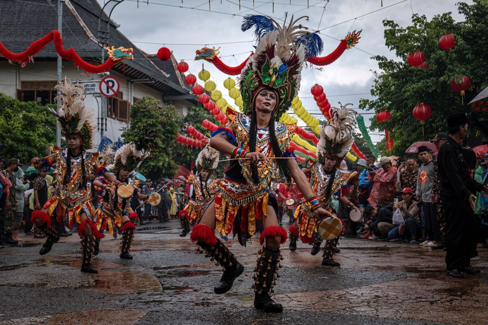 Танец на фестивале Grebeg Sudiro в рамках празднования Лунного Нового года в городе Соло, Индонезия.