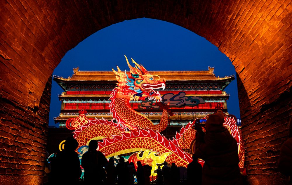 Фонари и световые инсталляции освещают городские стены в Сиане, провинция Шэньси, Китай.