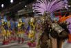 Карнавал пришел в Бразилию в XVII веке и с каждым столетием менялся до неузнаваемости. Однако важным считается 1932 год: тогда в программу праздничных мероприятий впервые включили соревнование между школами самбы.
