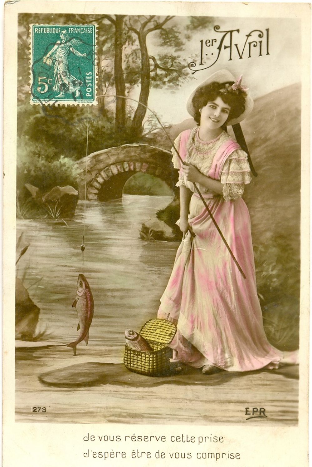 Не менее привлекательная барышня изображена на французской открытке, выпущенной в период 1904 – 1916 годов. Она посвящена Дню юмора – 1 апреля, который в этой стране традиционно ассоциируется с рыбой. А женщина во Франции – всегда в эпицентре внимания в любой день! 