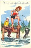 Заставляет улыбаться открытка с изображением сексапильной амазонки, подсачившей огромную рыбину. Позади нее лежит на мостке еще несколько крупных «хвостов». А вот у рядом сидящего с кислой миной мужика не клюет. Секрет успеха прост. Знающая себе цену женщина может все.