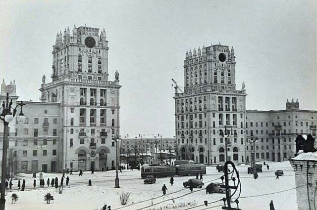 Начало застройки Привокзальной площади в 1947 г. Так выглядела площадь к 1953 г.