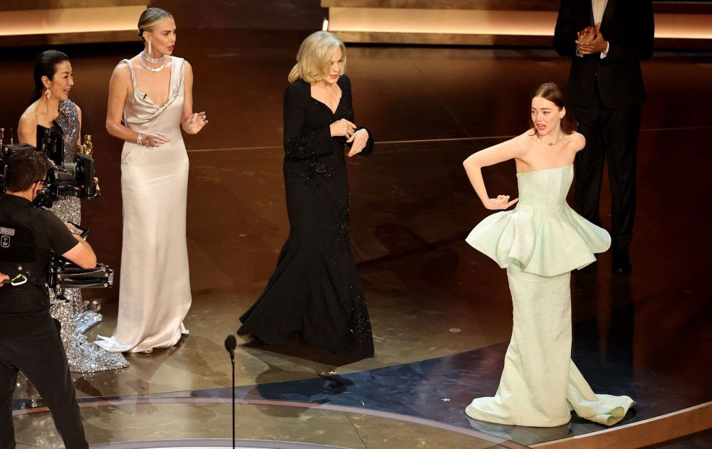 Когда Эмма Стоун поднялась на сцену, чтобы принять «Оскара», она указала на модный конфуз. «О боже… мое платье порвалось», - сказала лауреатка. Но из ситуации вышла с юмором. 