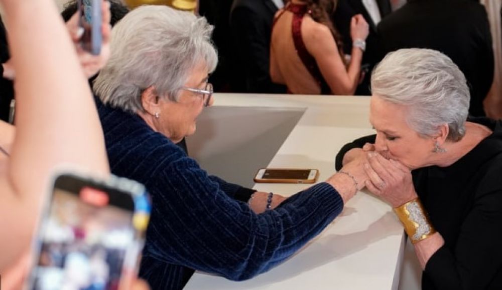 Американская актриса и режиссёр Джейми Ли Кертис поцеловал руку одной из своих фанаток на 96-й церемонии вручения премии «Оскар».