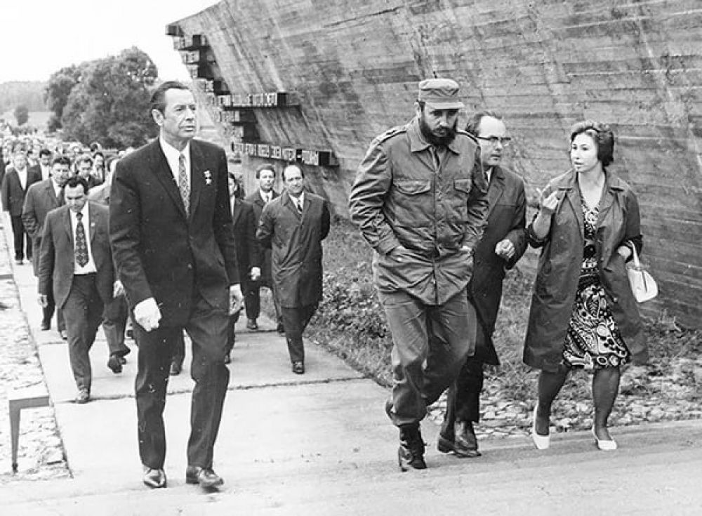 Первый секретарь ЦК КПБ Петр Машеров в Мемориальном комплексе «Хатынь» сопровождает главу Республики Куба Фиделя Кастро, 1972 год.