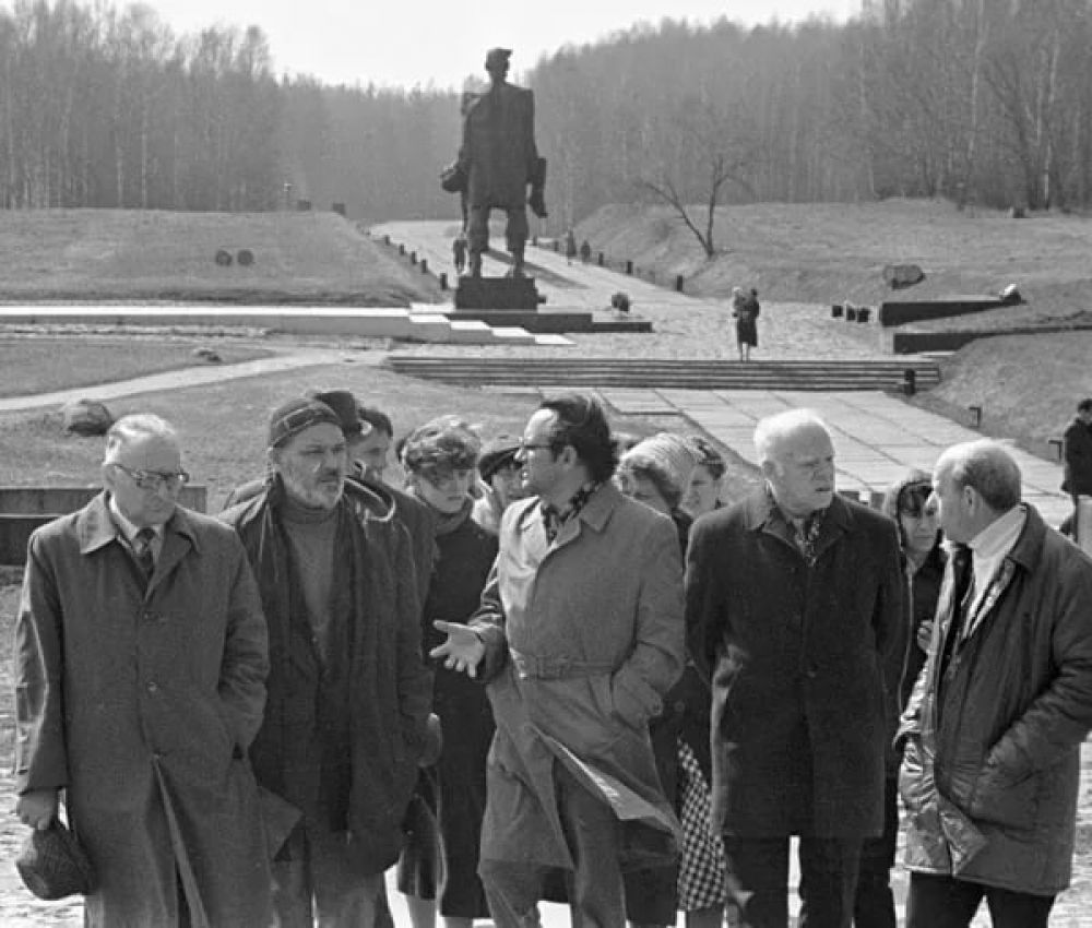 Белорусский писатель Алесь Адамович (в центре) посещал мемориальный комплекс, 1985 год. Уничтожение деревни легло в основу его романа «Хатынская повесть». 
