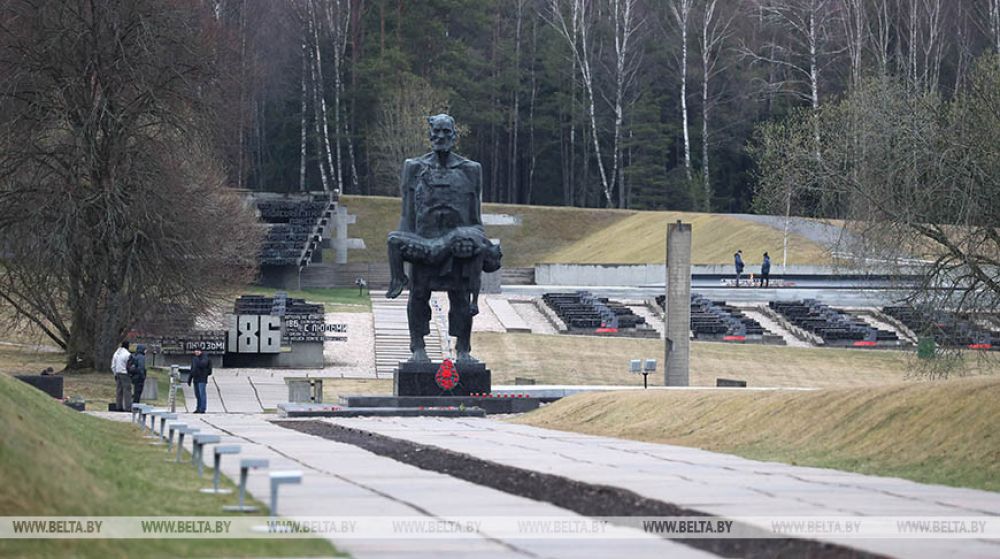 В 1969 году был основан мемориальный комплекс, ставший мрачным символом всех сожжённых деревень Беларуси. В самом центре возвышается памятник «Непокорённому человеку».