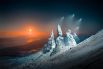 Победитель в номинации «Пейзаж». Фотограф из Великобритании запечатлел ранние моменты восхода Луны и несколько беспилотных летательных аппаратов над холмом Сторр на острове Скай, Шотландия. 