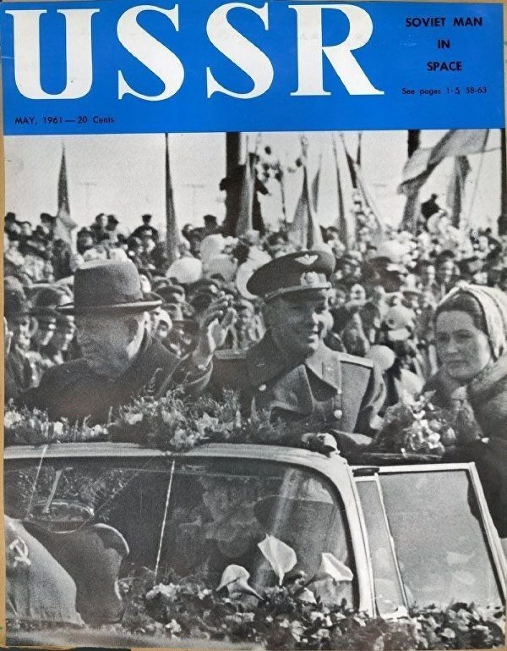 Фотография торжественной встречи космонавта после полёта на обложке журнала USSR.