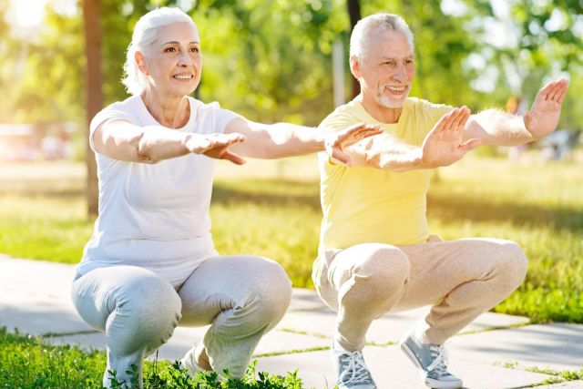 Физическая активность обязательна и в пожилом возрасте. При наличии хронических заболеваний посоветуйтесь с врачом, чтобы подобрать оптимальную нагрузку.