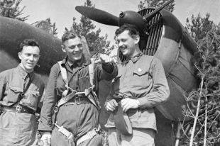 Великая Отечественная война 1941-1945 гг. Фронтовой корреспондент, писатель Сергей Михалков (справа) беседует с Героем Советского Союза летчиком Василием Погореловым (в центре).