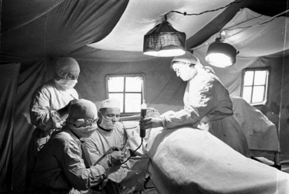 Переливание крови раненому бойцу в полевом госпитале Западного фронта, 1942 год.