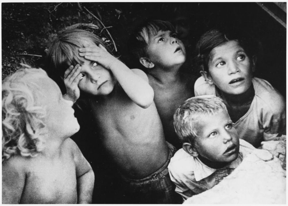 Дети в укрытии во время немецкого авианалета, 1941 год.