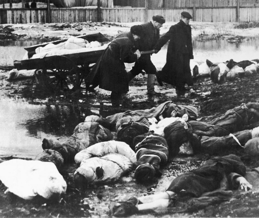 Вывоз трупов с пустыря Волкова кладбища в блокадном Ленинграде, 1942 год.