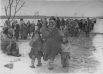 Мария Рычанкова (из деревни Виричев) с тремя детьми, освобожденные из концлагеря, на пути в поселок Озаричи. Слева - Иван (1937 г.р.), на руках у Марии - Феня, справа - Аня. Двухлетняя Феня (умерла 23 марта) и четырехлетняя Аня (умерла 29 марта) умерли от последствий заключения, 1944 год.