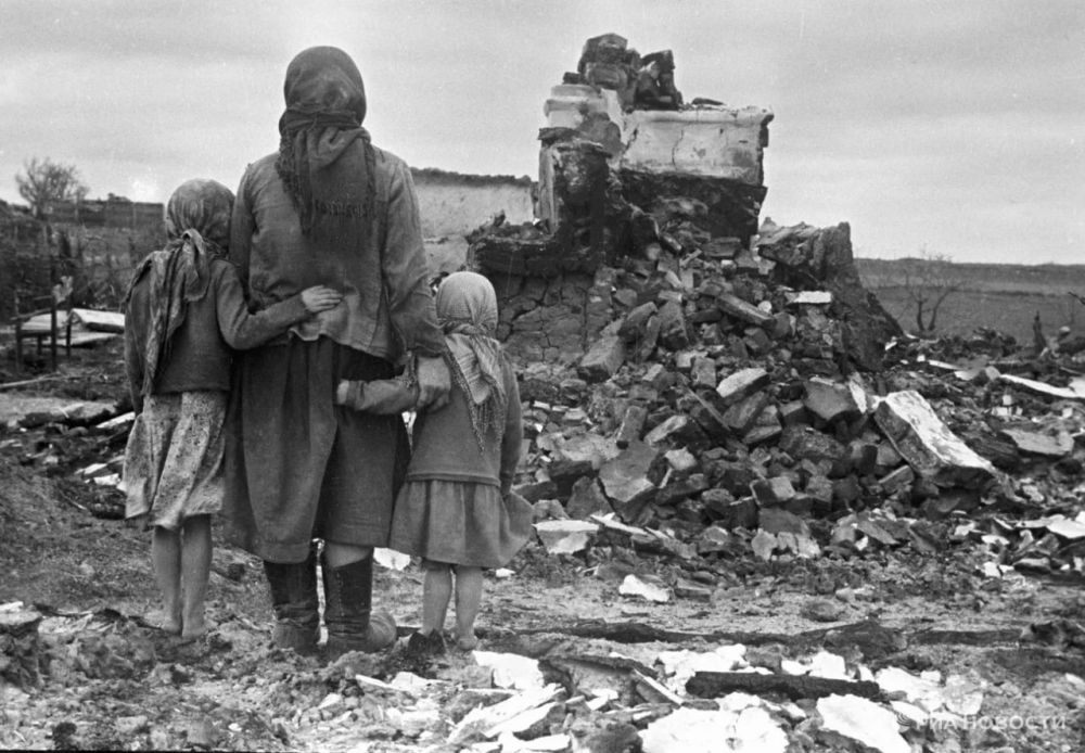 Это всё, что осталось от родного крова. Возвращение жителей села после освобождения населённого пункта от немецко-фашистских захватчиков, 1943 г.