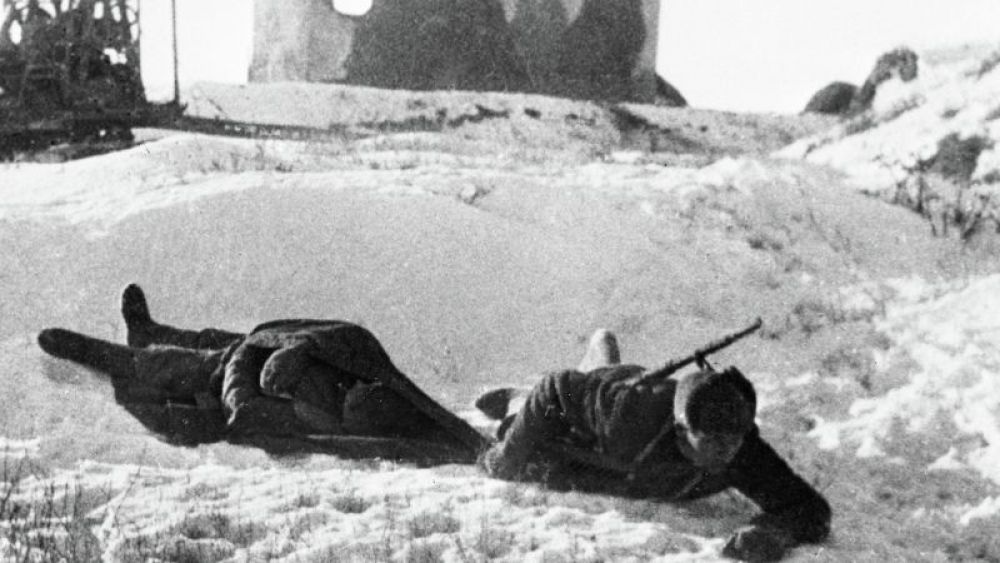 Санинструктор выносит раненого, уложенного на плащпалатке, в Сталинграде, 1942 год.