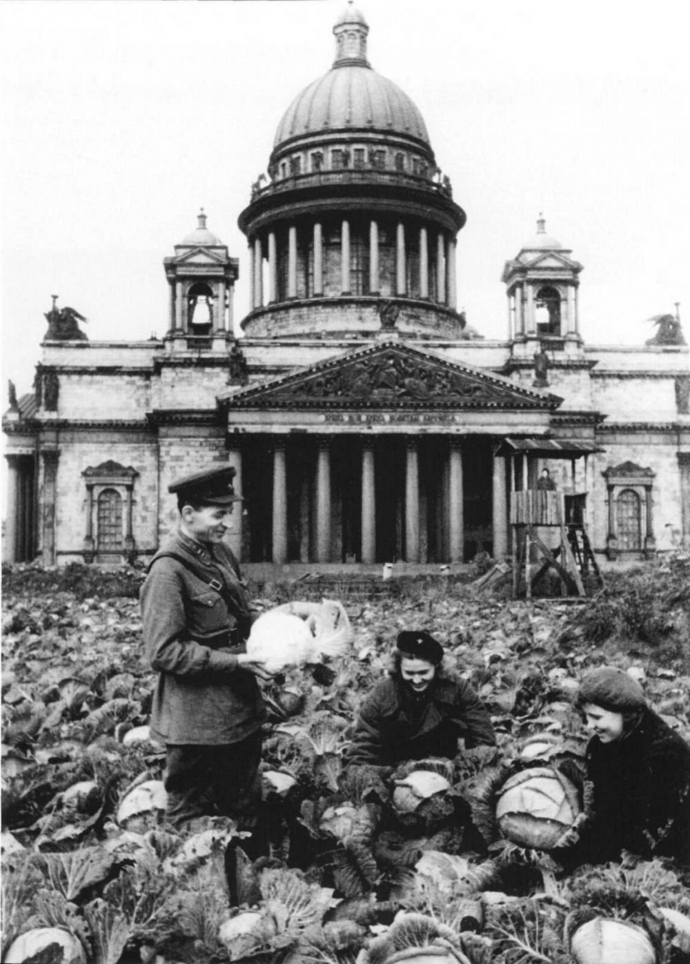 Выращивание овощей на площади у Исаакиевского собора во время блокады, 1942 год, Ленинград. Жители сажали семена, которые удавалось достать, и использовали любые доступные средства для полива и ухода за растениями. Вскоре эта практика приобрела организованный характер. Городские власти начали поддерживать инициативу, предоставляя участки земли для создания огородов.