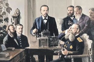 Демонстрация Александром Поповым (стоит слева) первого радиоприёмника, 1895 год.
