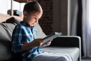 Установите на гаджеты родительский контроль.