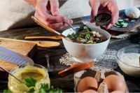 Окрошку не обязательно делать из классических ингредиентов.