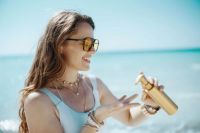 Масла для загара были популярны, когда в моде был шоколадный загар