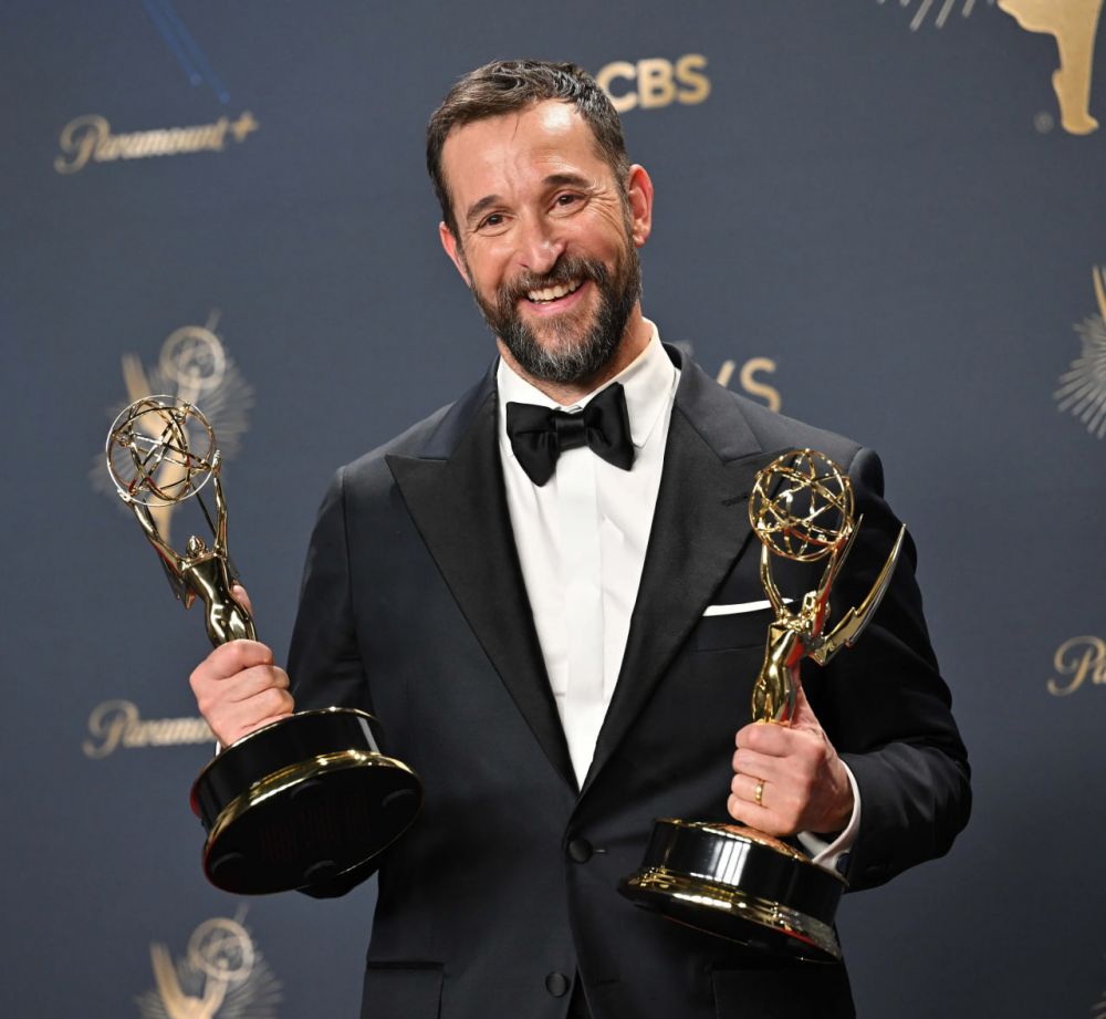 Приз за лучший драматический сериал получила «Больница Питт» — напряженная картина об одном дне из жизни сотрудников отделения скорой помощи. Лучшим драматическим актером признан Ноа Уайли, сыгравший начальника неотложки.