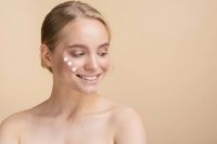 На места шелушений наносите больше крема.