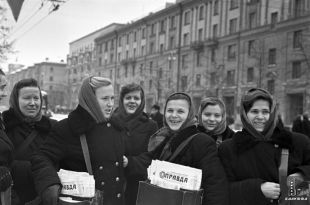 Почтальоны службы центральной доставки Минского Главпочтамта за разносом предпраздничной почты, Минск, 30 декабря 1958 г.