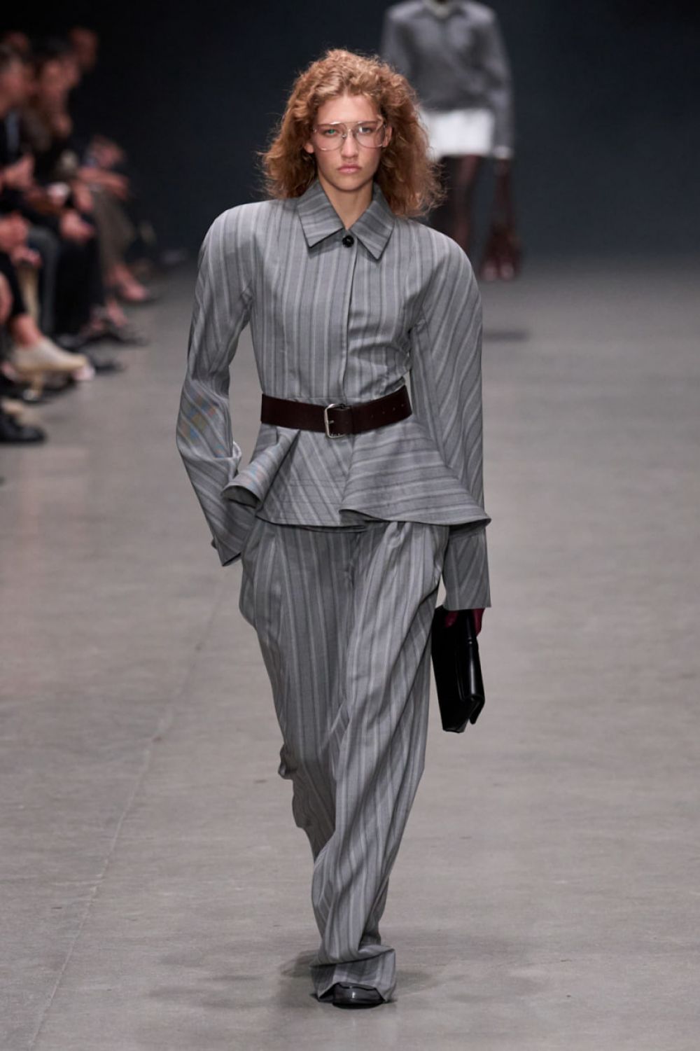 Коллекция Stella McCartney началась с деловых образов.